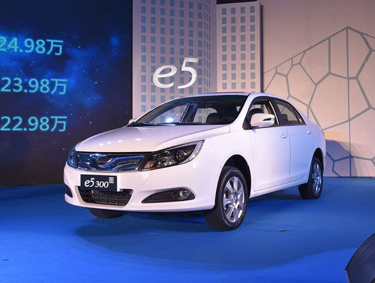 305KM 400KM BYD E5 EV Kinerja Tinggi Listrik Murni 4 Pintu 5 Kursi