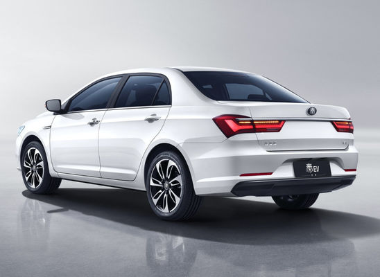 Mobil Listrik Compact Byd Qin Ev Sedan 400-450KM 4 Pintu 5 Kursi