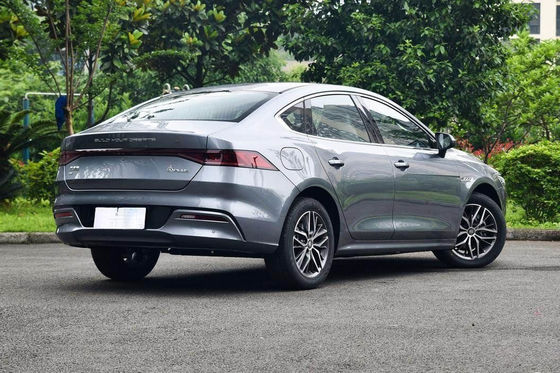 400-600KM Compact Byd Qin Plus Ev 4 Pintu 5 Kursi Performa Tinggi