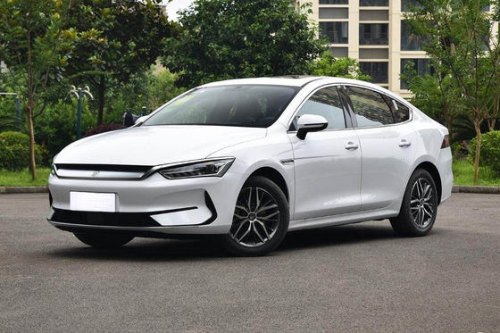 400-600KM Compact Byd Qin Plus Ev 4 Pintu 5 Kursi Performa Tinggi