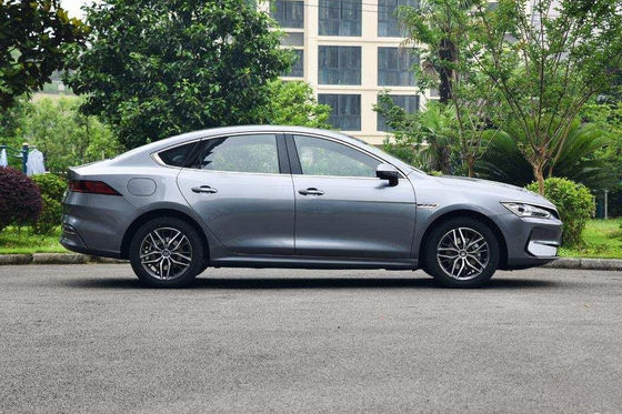 400-600KM Compact Byd Qin Plus Ev 4 Pintu 5 Kursi Performa Tinggi